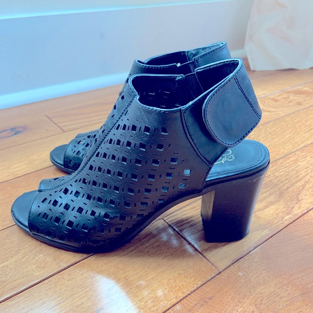 NY&Co Shoe